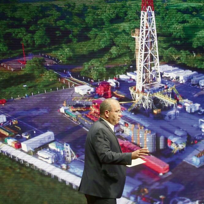 Carlos Treviño, director general de Petróleos Mexicanos, durante el anuncio del mayor yacimiento terrestre en el último cuarto de siglo en México. Según cifras de Pemex, el valor de este hallazgo es de 40 mil millones de dólares. (ALEJANDRA LEYVA)