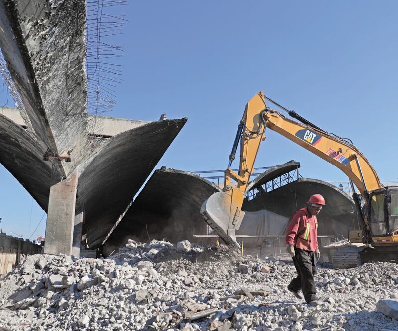 El Instituto de Seguridad de las Construcciones de la Ciudad de México acudió al sitio para sacar “cora zones” de las columnas y verificar si el concreto tuvo algún problema estructural. Foto: IVÁN STEPHENS. EL UNIVERSAL