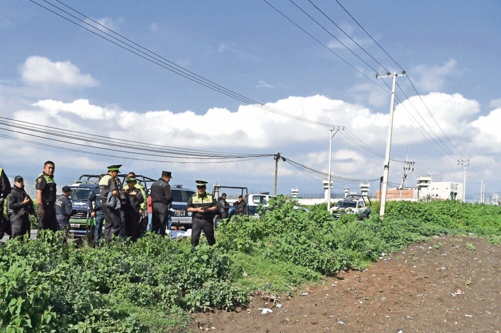 Oficiales que acudieron sobre la carretera Chalco-Mixquic, a 200 metros de distancia del reclusorio de Huitzilzingo, hallaron un hombre degollado (ARMANDO MARTÍNEZ. EL UNIVERSAL)