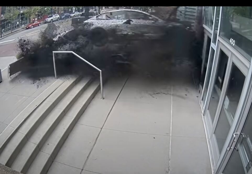 Conductor choca su Tesla y le cobran más de 7 millones de pesos en daños