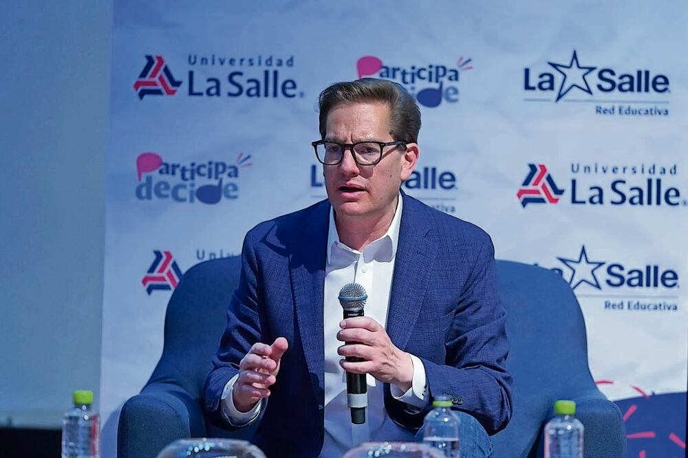 Salomón Chertorivski se reunió con estudiantes de Universidad La Salle, a quienes les expuso la idea de vivienda vertical. Foto: Especial