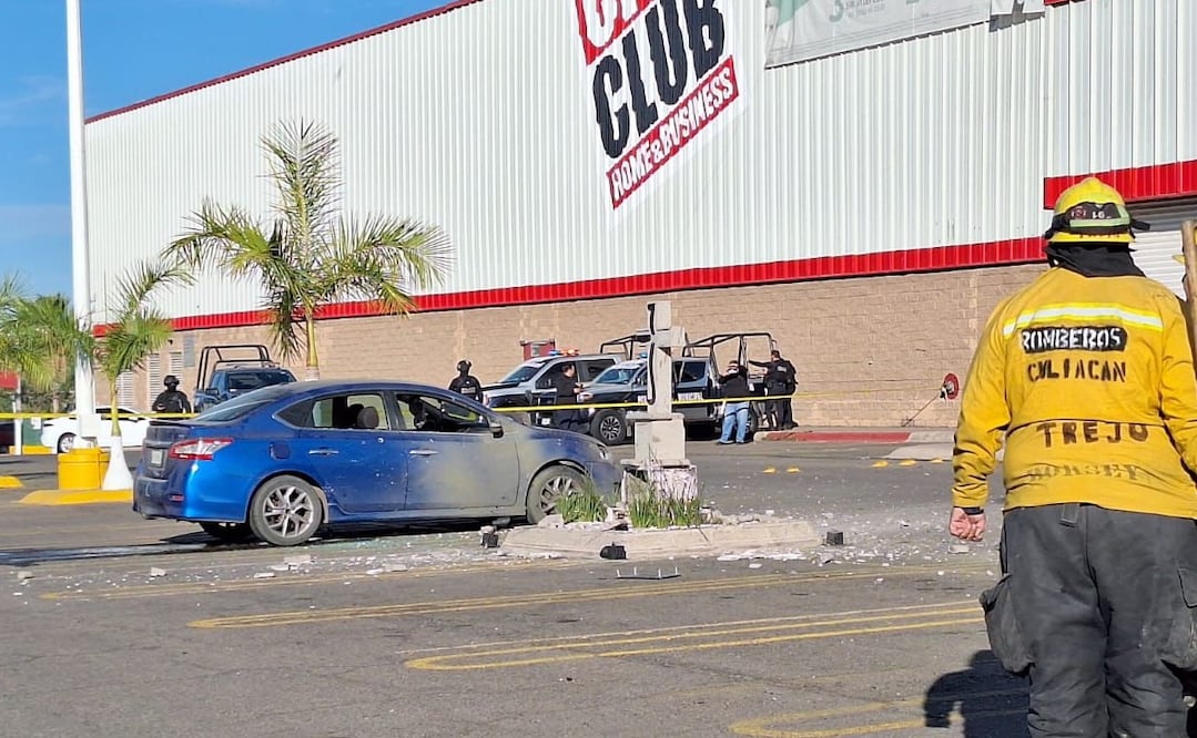 En el mismo lugar fue ubicado un vehículo Sentra color azul abandonado con los vidrios destruidos. Foto: Cortesía