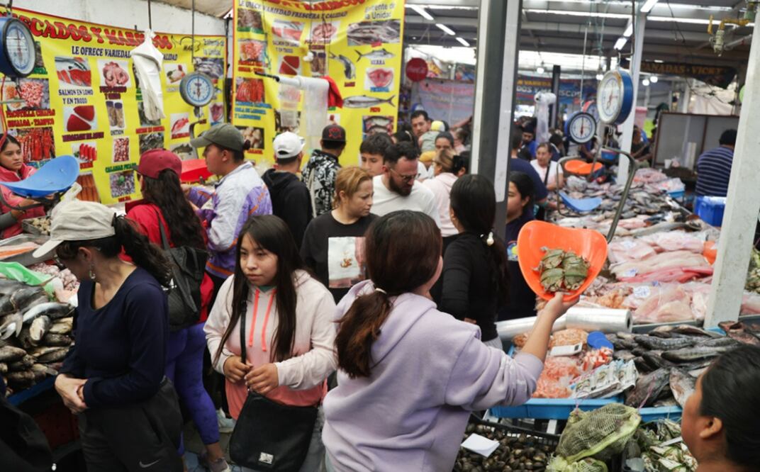 Miles de capitalinos acuden al Mercado de la Viga en busca de los mejores precios de pescados y mariscos en Viernes Santo, el 18 de abril de 2025. Foto: Carlos Mejía/EL UNIVERSAL