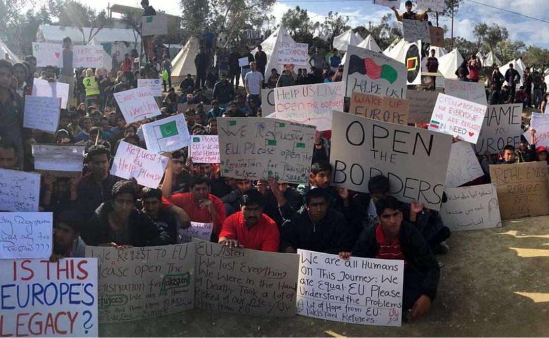 A través de mensajes escritos en árabe e inglés, migrantes claman “humanidad” a los gobiernos europeos. (FOTO de Instagram: aiww)