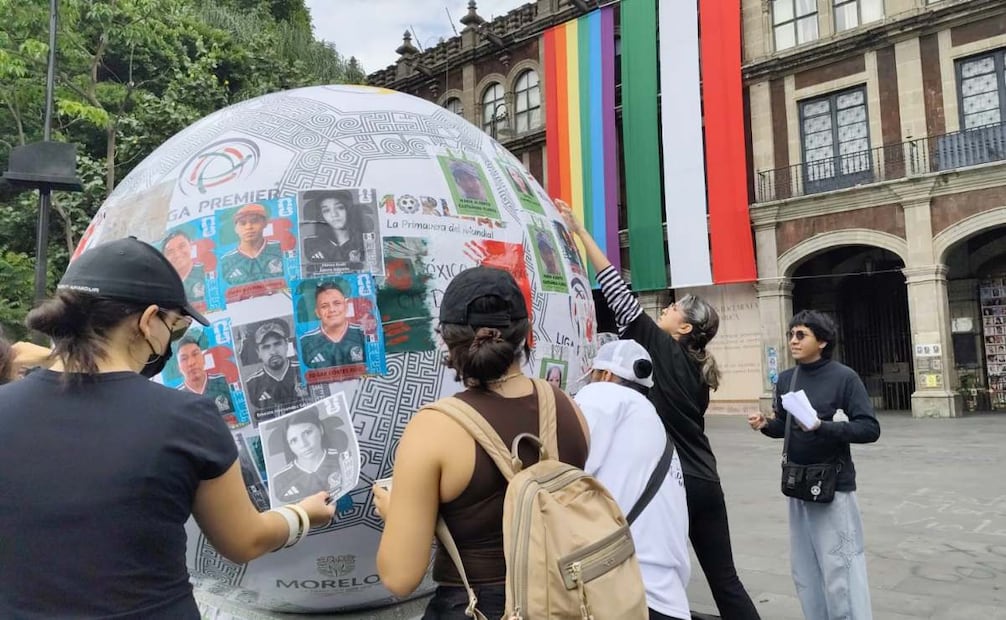 Colectivos colocan fichas de búsqueda en balón mundialista de Cuernavaca; buscan visibilizar la crisis en Morelos.
Foto: Especial.