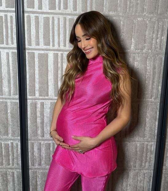 Cynthia Rodríguez presume su embarazo con un atuendo en rosa mexicano.
Instagram cynoficial