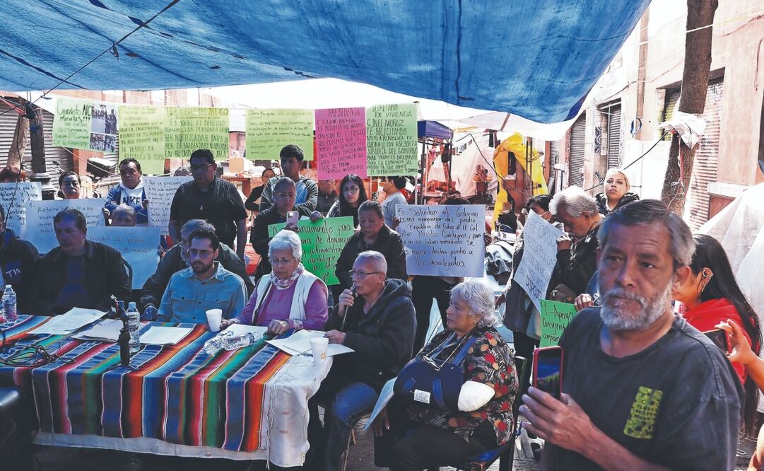 Los afectados denunciaron que los apoyos para renta les han sido condicionados a cambio de que retiren el plantón frente al predio. Foto: de BERENICE FREGOSO. EL UNIVERSAL