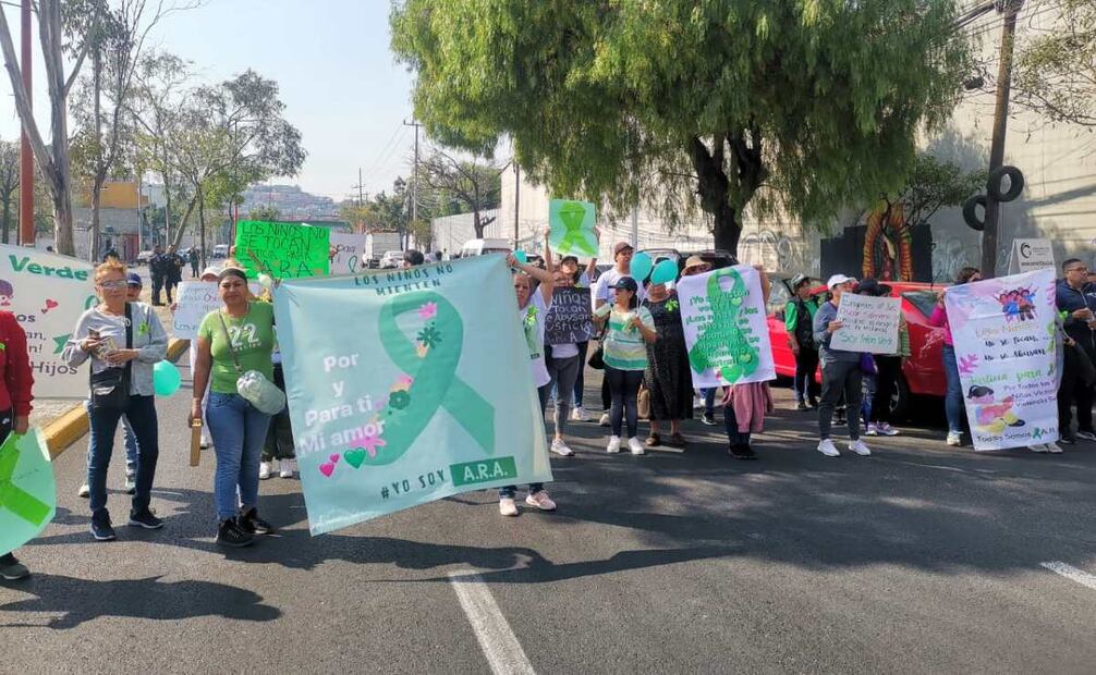Familiares extendieron mantas y carteles bloquearon la calle Ejército del Trabajo y la carretera México Cuautitlán en ambos sentidos frente al penal y juzgados de Barrientos. Foto: Especial