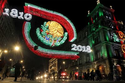Escudo nacional con relieve, novedad en alumbrado del Zócalo