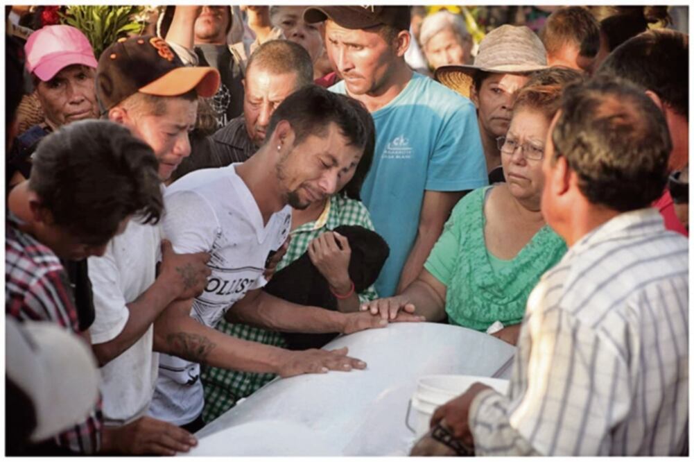 El féretro de la niña de nueve años se mantuvo cerrado por el estado en que hallaron los restos de la menor, quien fue raptada cuando regresaba de la tienda de su colonia (CORTESÍA: FLOR CASTAÑEDA)