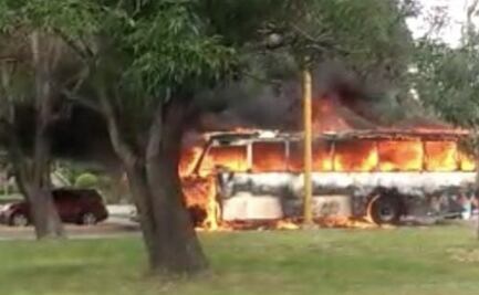 Se incendia camión de pasajeros en Aguascalientes; las 15 personas a bordo salen ilesas