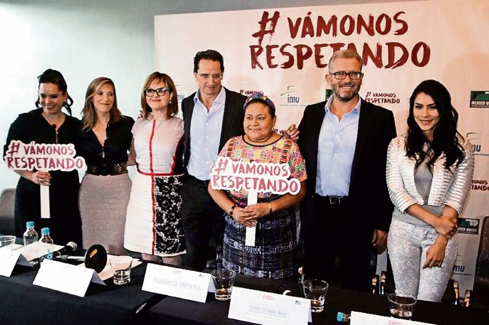 Rigoberta Menchú (quinta de izq. a der.) presentó la campaña #Vámonos Respetando, con apoyo de México Unido Contra la Delincuencia y detalla que no está de acuerdo en que los maestros, en detrimento de un derechos, exijan otro (GUSTAVO DURÁN. NOTIMEX)