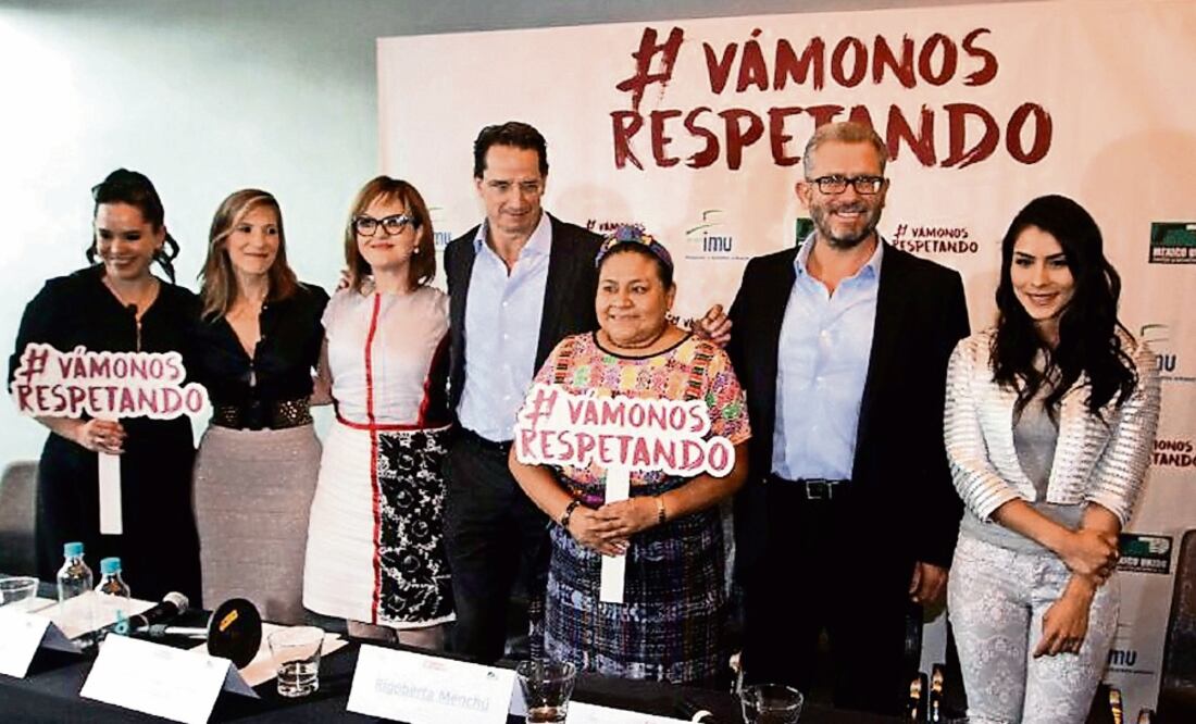 Rigoberta Menchú (quinta de izq. a der.) presentó la campaña #Vámonos Respetando, con apoyo de México Unido Contra la Delincuencia y detalla que no está de acuerdo en que los maestros, en detrimento de un derechos, exijan otro (GUSTAVO DURÁN. NOTIMEX)