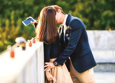 Con un beso se pueden transmitir enfermedades dentales, especialista