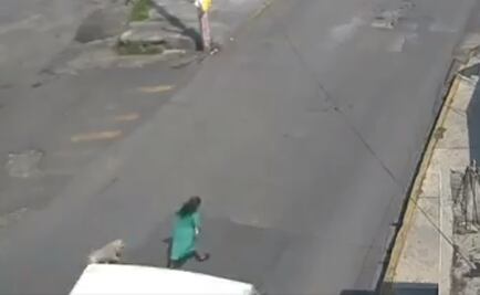 Captan en video a microbús que atropella a mujer en Naucalpan