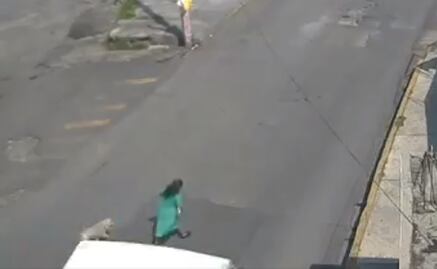 Captan en video a microbús que atropella a mujer en Naucalpan