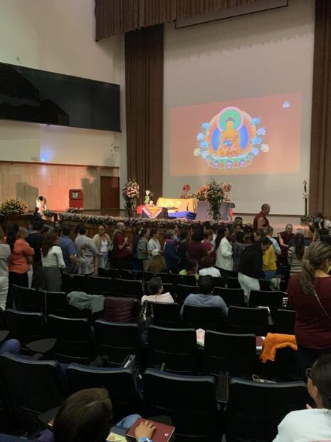 Cautiva maestro budista Lama Rinchen a cientos de personas en la Ciudad de México