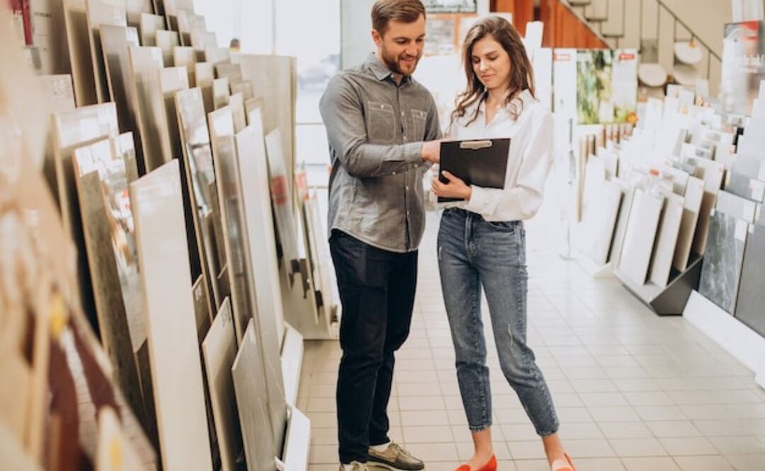 Ambos materiales son excelentes para pisos y paredes. Fuente: Freepik.