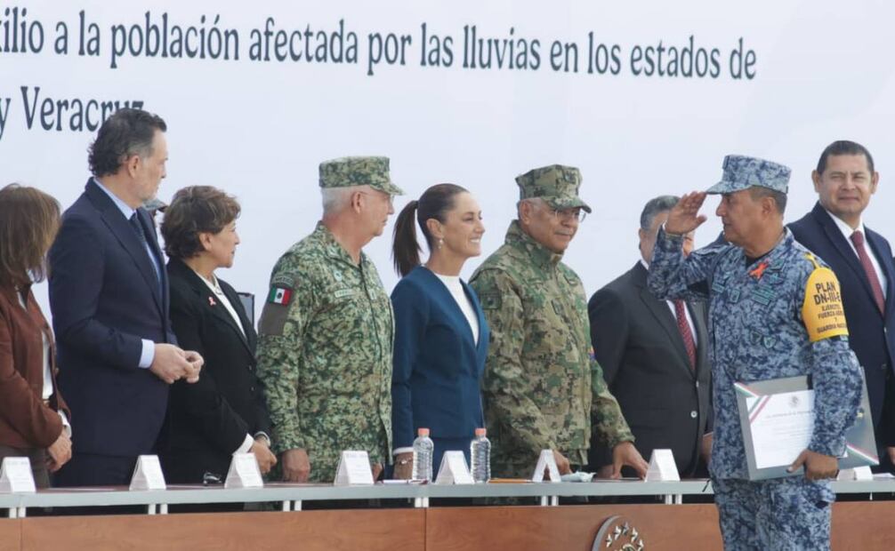 Ceremonia de reconocimiento al personal que participó en la aplicación del Plan DN-III-E y Plan Marina, derivado de las lluvias intensas y diversas afectaciones registradas en los estados de Hidalgo, Puebla, Querétaro, San Luis Potosí y Veracruz, en la Plataforma del Centro Estratégico Militar de Acopio, Base Aérea Militar No. 1, ubicada en Santa Lucia, Zumpango de Ocampo (27/11/25). Foto: Carlos Mejía/ EL UNIVERSAL