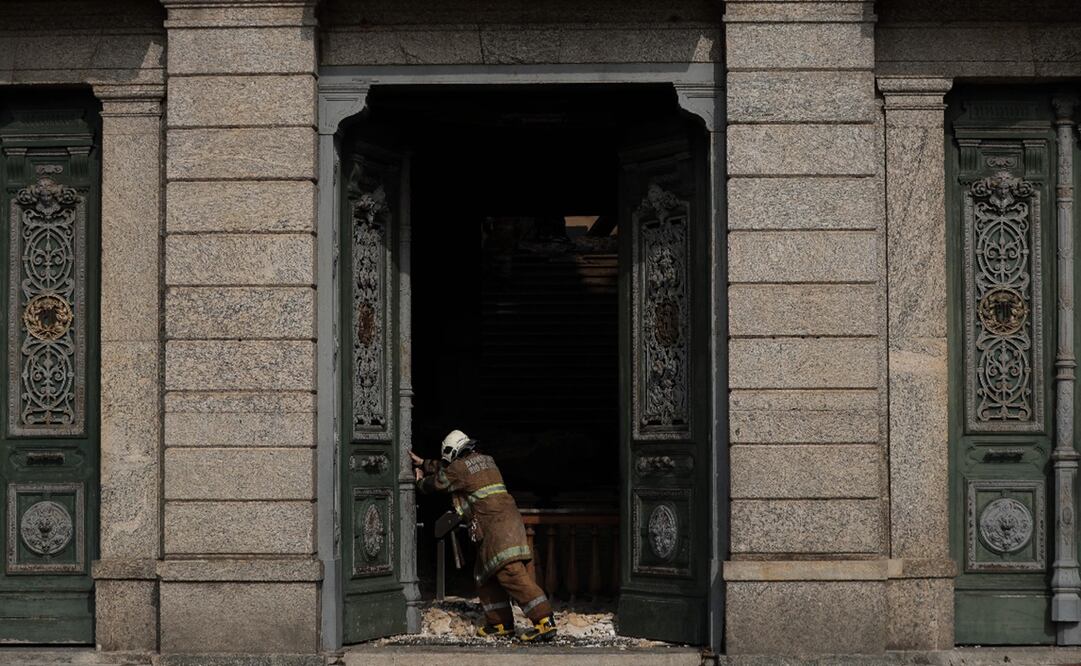 Un bombero abre la puerta de entrada del recinto el día del incendio, en 2018. Foto: EFE/Antonio Lacerda, archivo