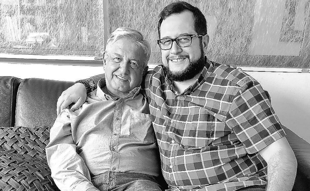 Andrés Manuel López Obrador posa con su hijo José Ramón López Beltrán. Foto: tomada de X, antes Twitter