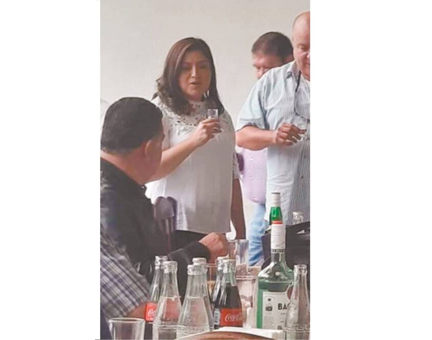 En horas laborales, cachan a edil con caballito en mano