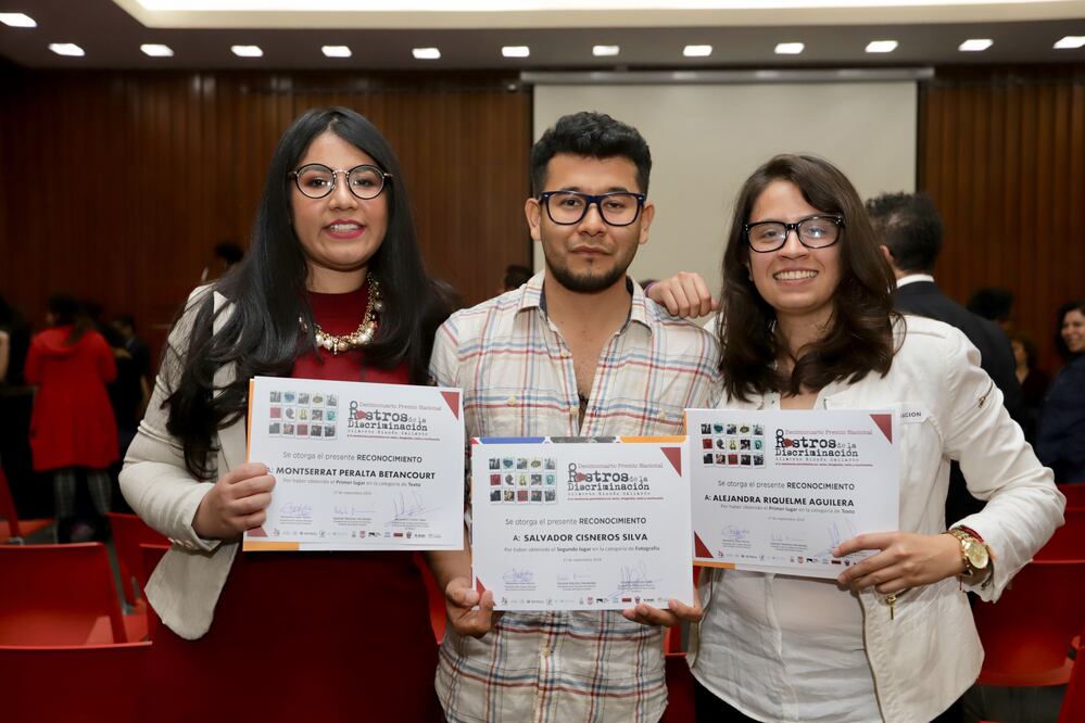 Montserrat Peralta, Alejandra Requelme y Salvador Cisneros ganadores del premio Rostros de la discriminación (BERENICE FREGOSO. EL UNIVERSAL)