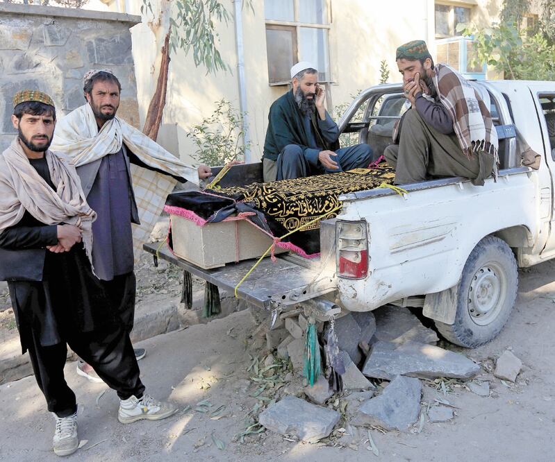 Dolor. Familiares de una víctima que dejó un bombardeo de las fuerzas de seguridad afganas en Nangarhar. Foto: REUTERS