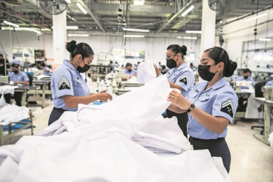 “En cada uniforme están nuestras manos”: María de Lourdes se encarga de vestir a personal de la Semar