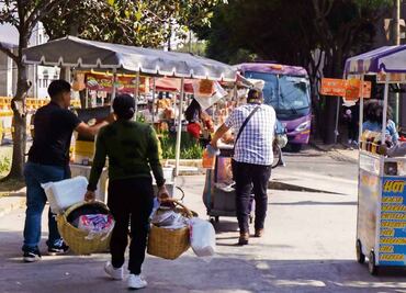 Se mantienen ambulantes de comida en la Estela de Luz