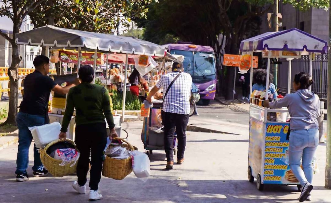 Los comerciantes se avisan entre sí para burlar los operativos de las autoridades, y posteriormente retoman la venta en los alrededores de la Estela de Luz. Foto: Osmar Alvarado / EL UNIVERSAL