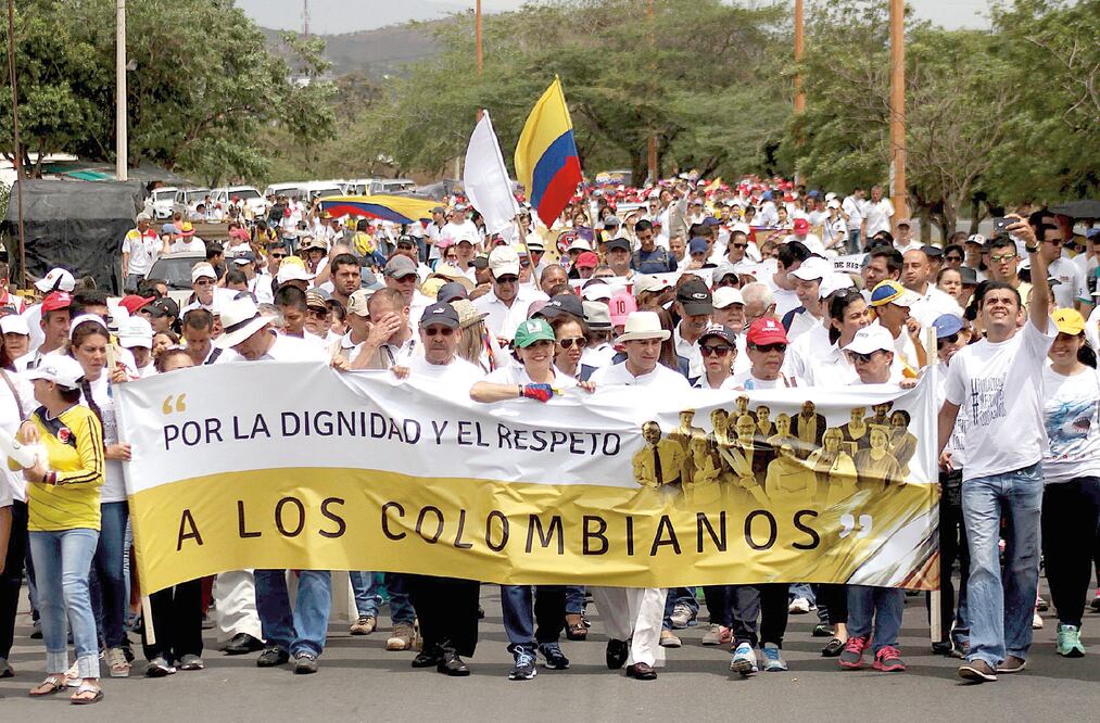 Cientos de colombianos protestaron ayer contra el gobierno de Nicolás Maduro, en el puente Simón Bolívar, en la frontera con Venezuela (MANUEL HERNÁNDEZ. REUTERS)