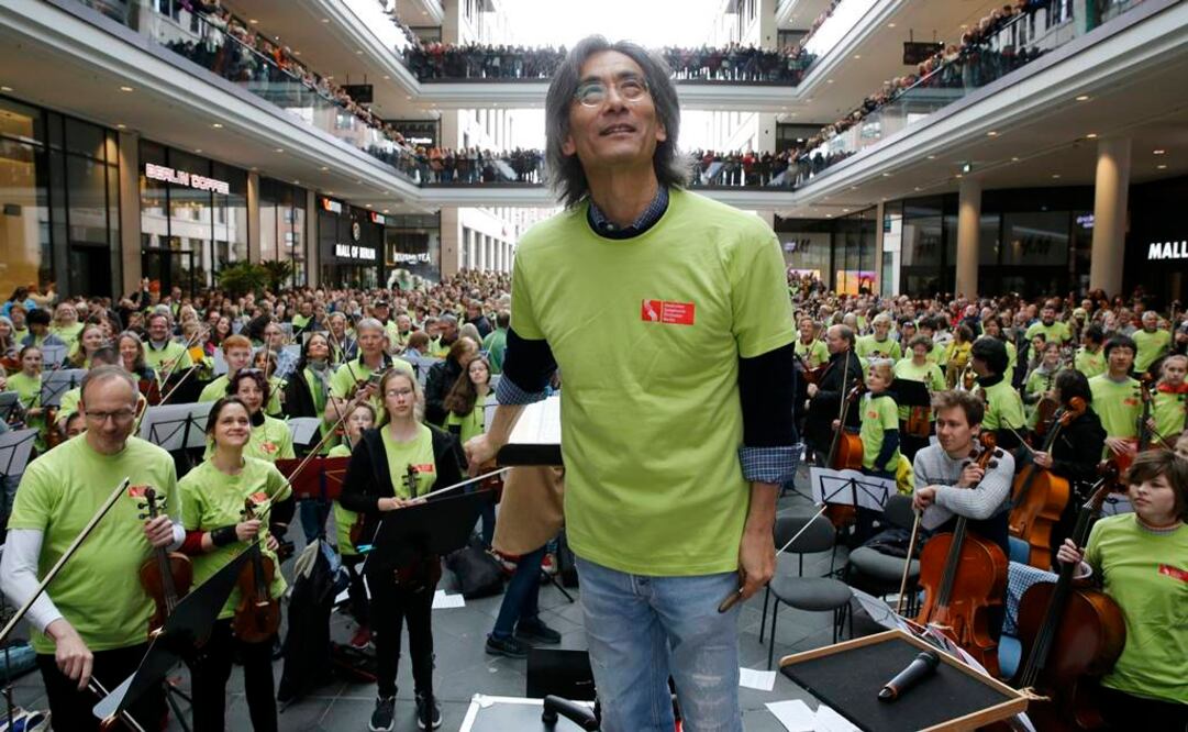 Un concierto espontáneo sorprendió a los transeúntes de una plaza comercial en Berlín.
