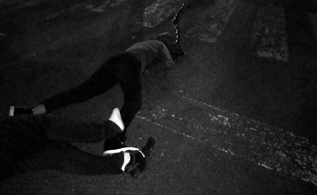 Encargados del centro comercial refirieron a la policía que los jóvenes se aventaron de una altura de por lo menos 15 metros. /Especial