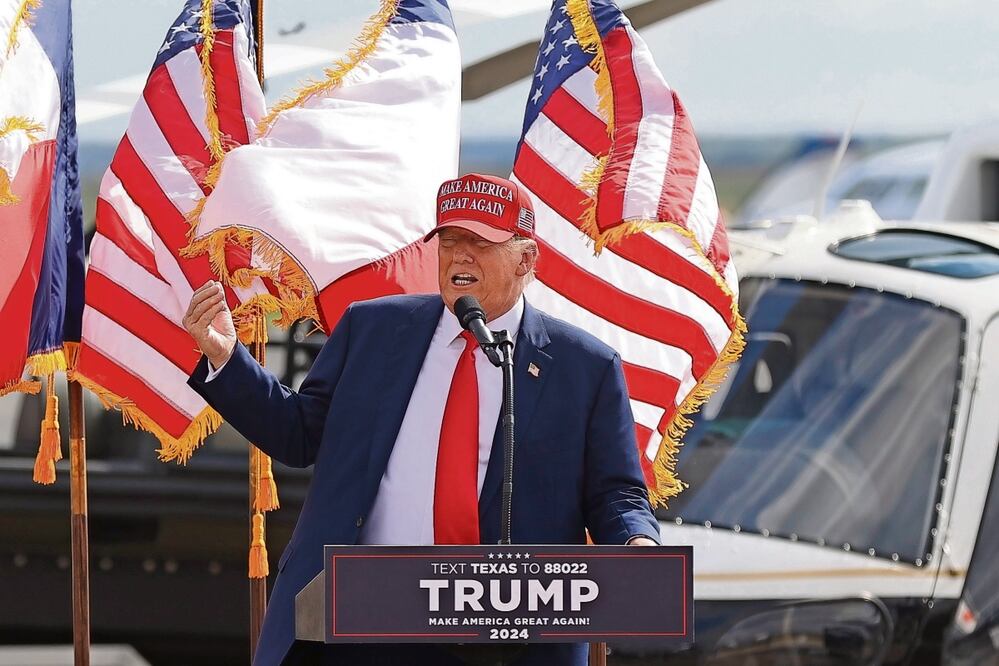 El expresidente Donald Trump, en el Aeropuerto Internacional del Sur de Texas en Edinburg; el republicano está acusado en varios casos de corrupción. Foto: EFE