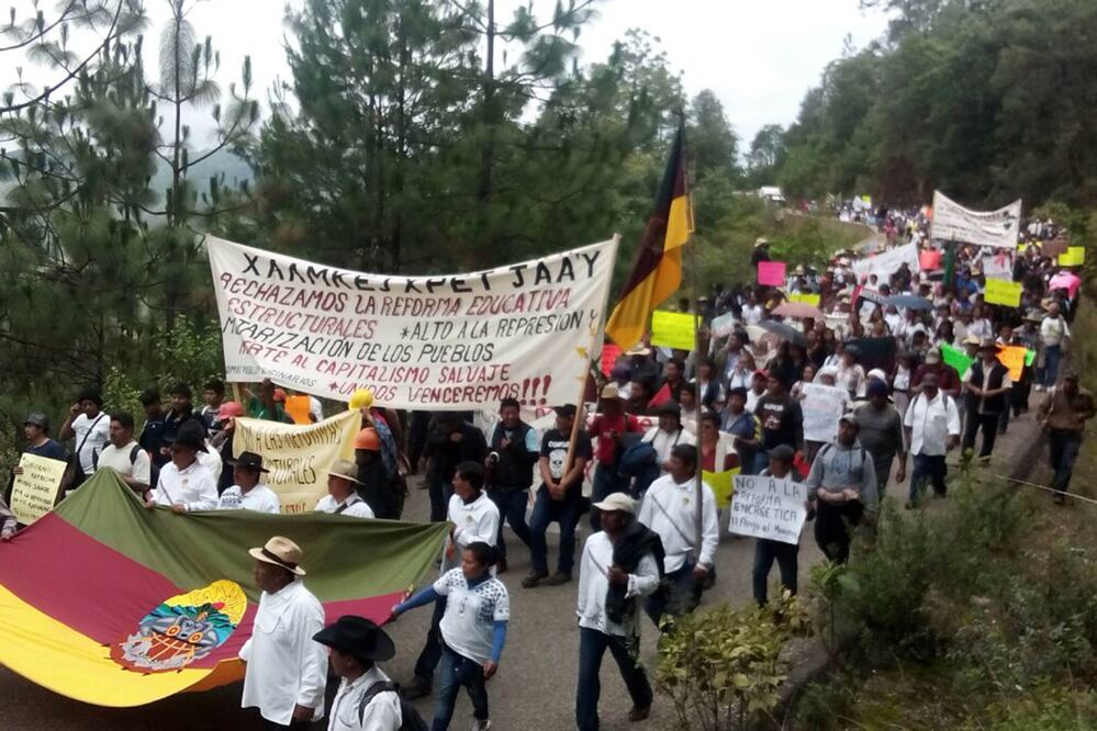 El 22 de junio, miles de maestros, autoridades municipales, auxiliares y agrarias. Además, de alumnos, transportistas y amas de casa recorrieron a pie alrededor de siete kilómetros de Tamazulápam hacia San Pedro y San Pablo Ayutla (EDWIN HERNÁNDEZ)