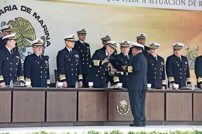 Reconocen a marinos en retiro  