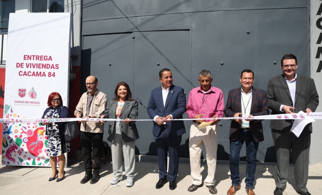 La jefa de Gobierno de la Ciudad de México, Clara Brugada, encabezó la entrega de 160 departamentos a familias.  Foto: especial