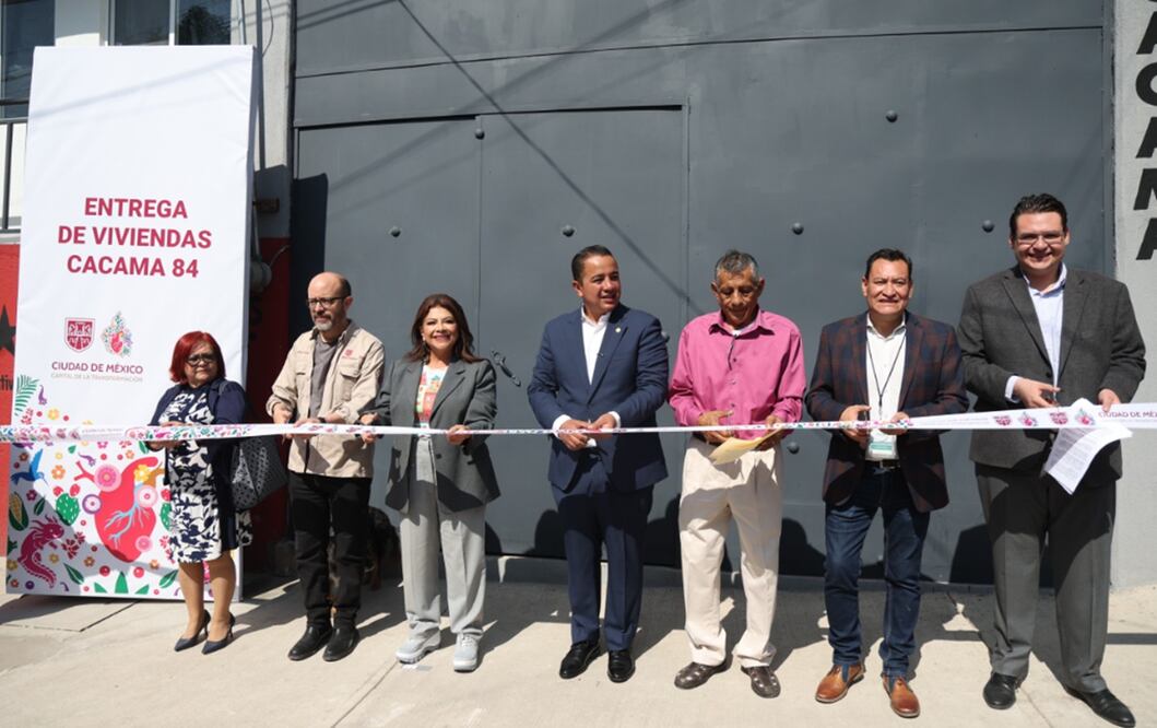 La jefa de Gobierno de la Ciudad de México, Clara Brugada, encabezó la entrega de 160 departamentos a familias. Foto: especial