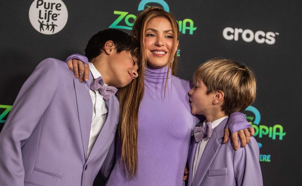 Milan y Sasha, muy cariñosos con su madre Shakira.
FOTO: Apu GOMES / AFP.