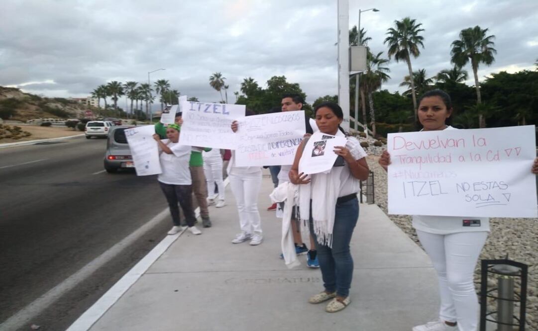 Con cartulinas y pancartas, durante el fin de semana, familiares de Itzel marcharon por las calles de San José del Cabo y exigieron justicia. Foto: Cortesía El Independiente BCS