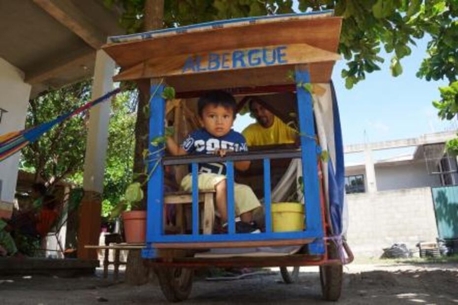 Artista y su hijo recorren Juchitán con albergue "móvil”