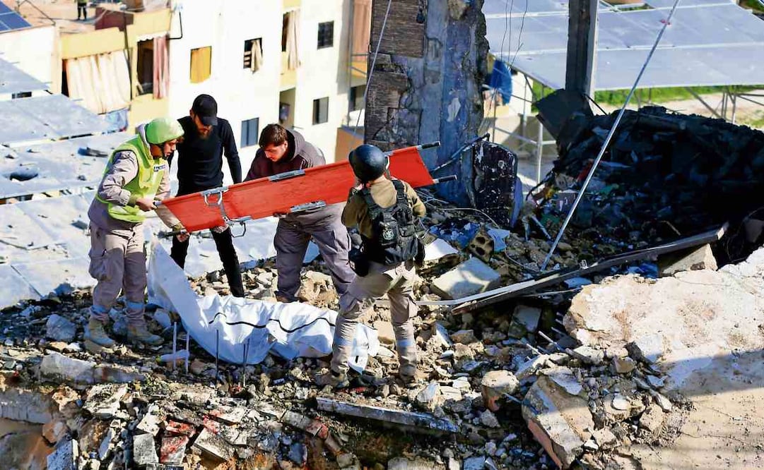 Personal de emergencia, ayer tras un ataque aéreo israelí contra un barrio de la localidad de Mieh Mieh, cerca de Sidón, en el sur de Líbano. Foto: EFE