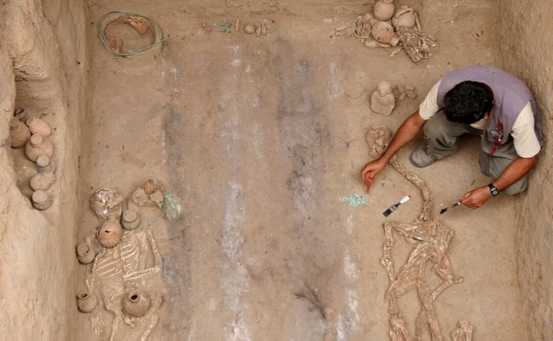 Un arqueólogo examina la tumba 14, hallada recinetemente en la denominada Huaca Rajada, la plataforma funeraria donde en 1987 se descubrieron trece tumbas, entre ellas la del Señor de Sipán. Foto: Archivo, EFE/Paolo Aguilar