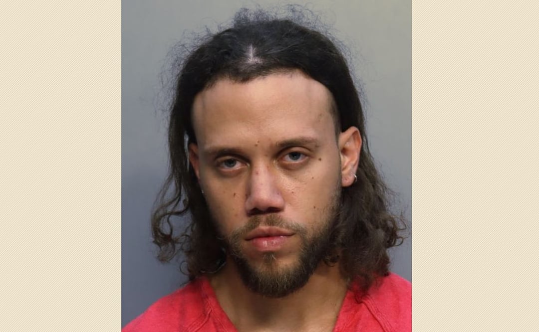 Fotografía cedida por el Departamento de Corrección y Rehabilitación del Condado de Miami Dade, que muestra al cantante puertorriqueño Jhayco posando para un registro policial de arresto por presunta posesión de drogas este martes, en Miami. Foto: EFE/ Departamento de Corrección y Rehabilitación del Condado de Miami Dade