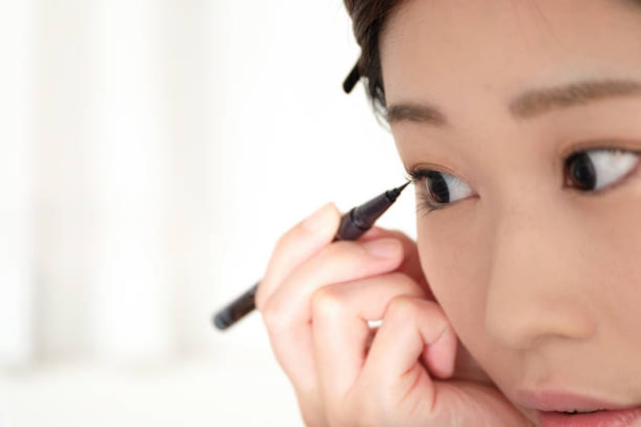 El delineado invisible o el tightlining es una técnica de maquillaje para agrandar los ojos y aparentar tener pestañas tupidas. Foto: Unsplash