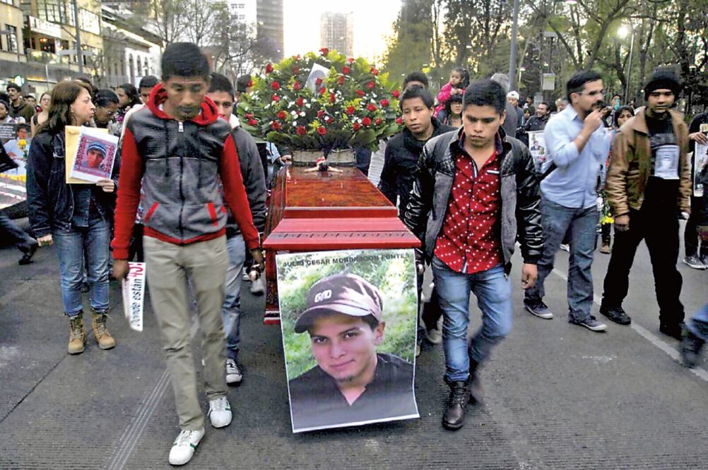 Simpatizantes y padres de los 43 normalistas desaparecidos en Iguala marcharon sobre Reforma con un féretro, al insistir en su exigencia de justicia (MOISÉS ROSAS. OBTURADORMX)