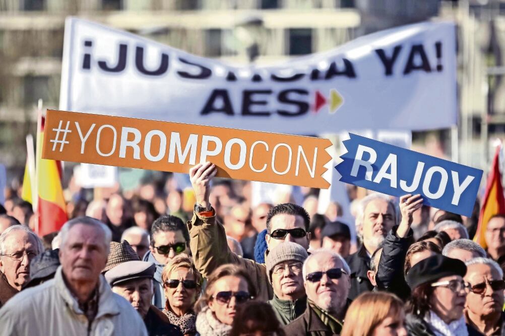 La Asociación de Víctimas del Terrorismo (AVT), durante una protesta en 2015 en Madrid por los beneficios que, dijeron, ha dado el gobierno a los etarras (EFE. ARCHIVO)