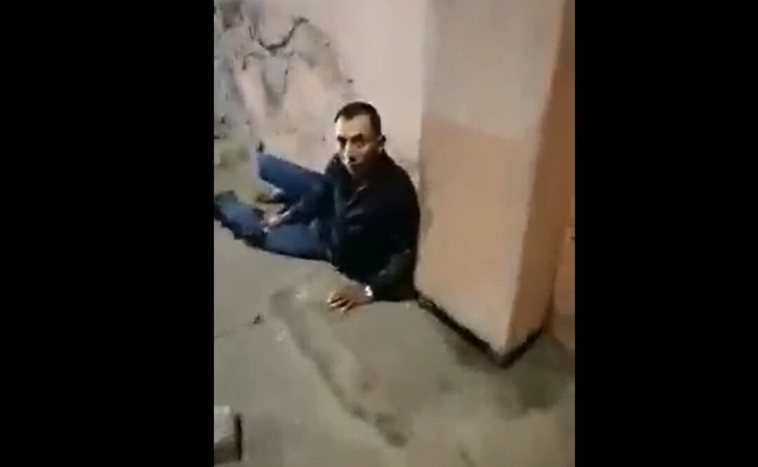 Los policías locales les dieron alcance y un oficial les exigió el teléfono celular. Foto: Captura de video