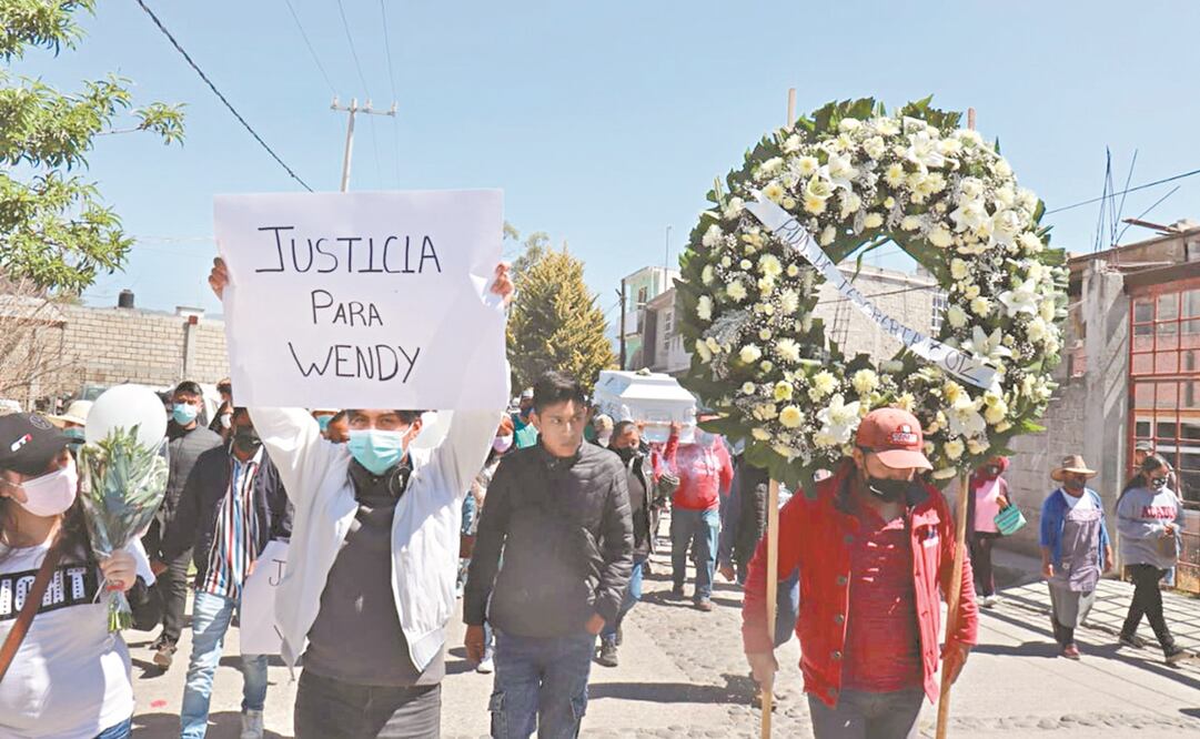 Familiares y amigos despidieron y exigieron justicia para Wendy Yoselin, la joven de 16 años encontrada sin vida en un canal de aguas negras en Xonacatlán. La menor de edad fue reportada como desaparecida el 20 de marzo. Foto: Alma Rios. EL UNIVERSAL